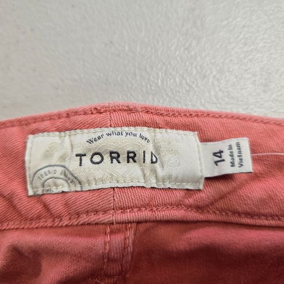 Torrid Jean Shorts Women's 14 Pink Distressed Raw Hem NWT - Picture 5 of 14